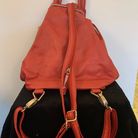 Carnelian Multi-pocket or single strap backpack - Picture 2 of 3